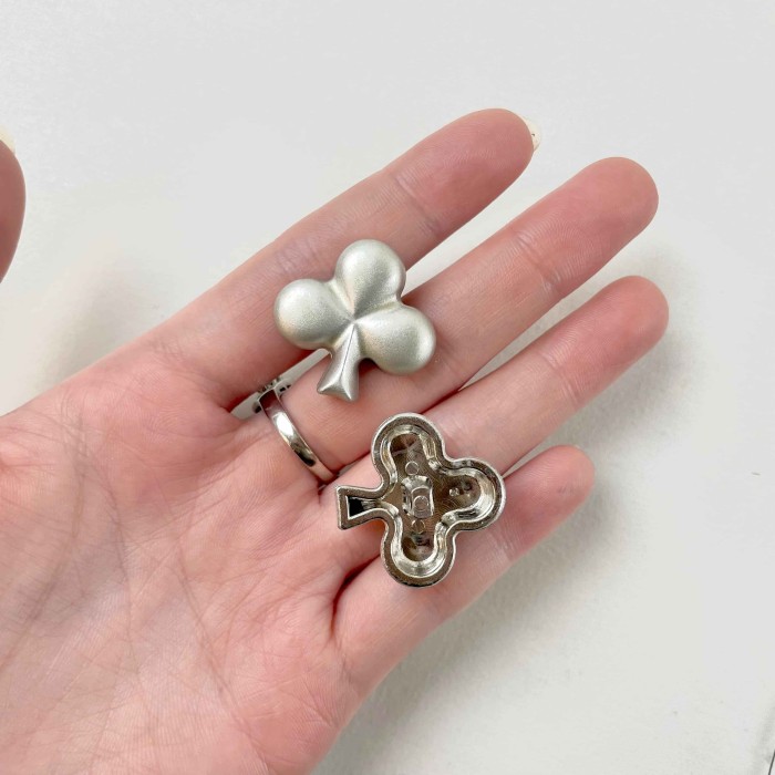 Bouton plastique trèfle argenté 25mm