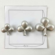 Bouton plastique trèfle argenté 20mm