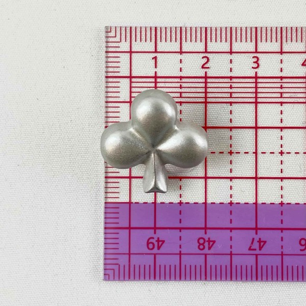 Bouton plastique trèfle argenté 20mm Bouton plastique trèfle argenté 20mm