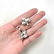 Bouton plastique trèfle argenté 20mm