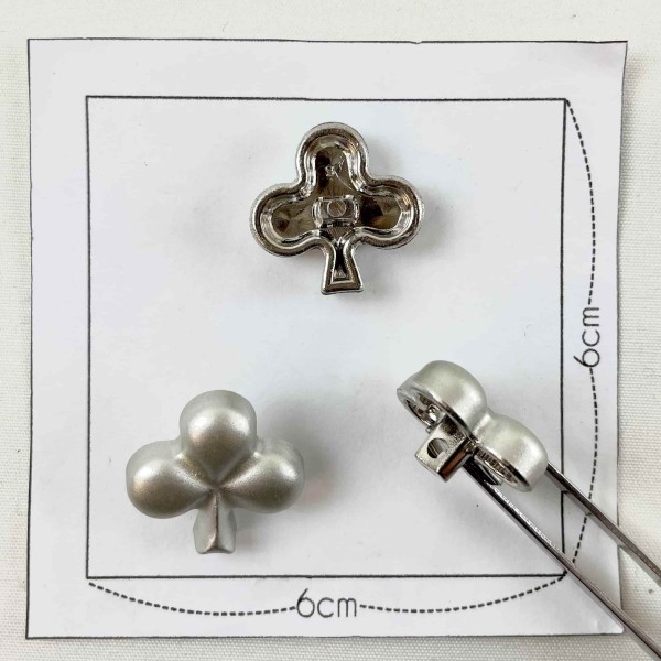 Bouton plastique trèfle argenté 20mm Bouton plastique trèfle argenté 20mm
