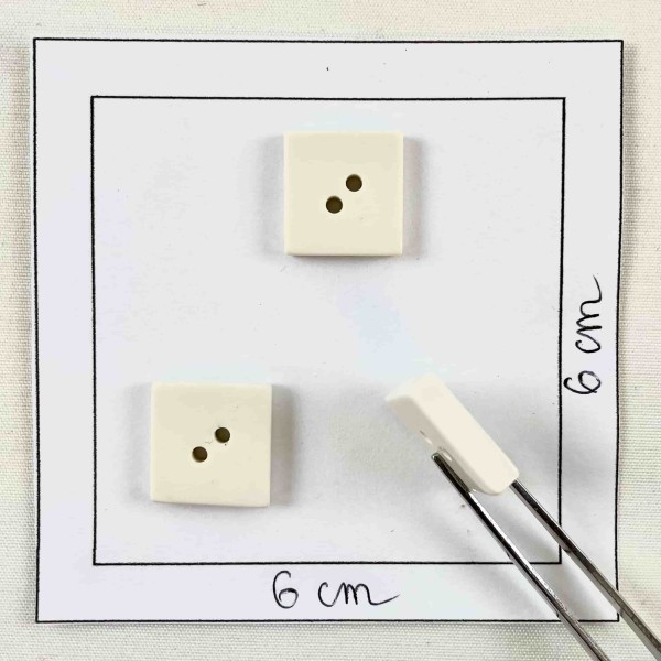 Bouton plastique carré uni blanc cassé 15mm Bouton plastique carré uni blanc cassé 15mm