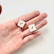 Bouton plastique carré uni blanc cassé 15mm Bouton plastique carré uni blanc cassé 15mm