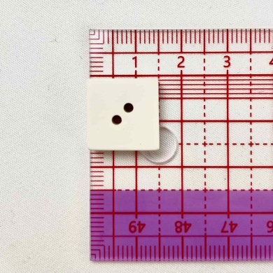 Bouton plastique carré uni blanc cassé 15mm Bouton plastique carré uni blanc cassé 15mm