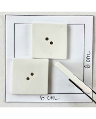 Bouton plastique carré uni blanc cassé 28mm Bouton plastique carré uni blanc cassé 28mm