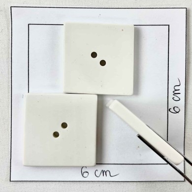 Bouton plastique carré uni blanc cassé 28mm