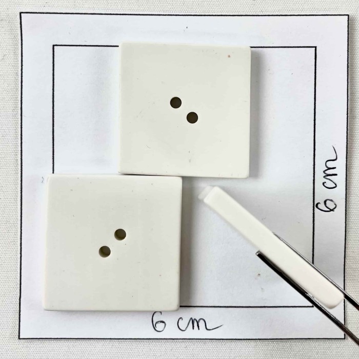 Bouton plastique carré uni blanc cassé 28mm Bouton plastique carré uni blanc cassé 28mm