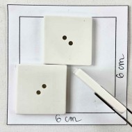 Bouton plastique carré uni blanc cassé 28mm Bouton plastique carré uni blanc cassé 28mm