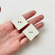 Bouton plastique carré uni blanc cassé 28mm Bouton plastique carré uni blanc cassé 28mm