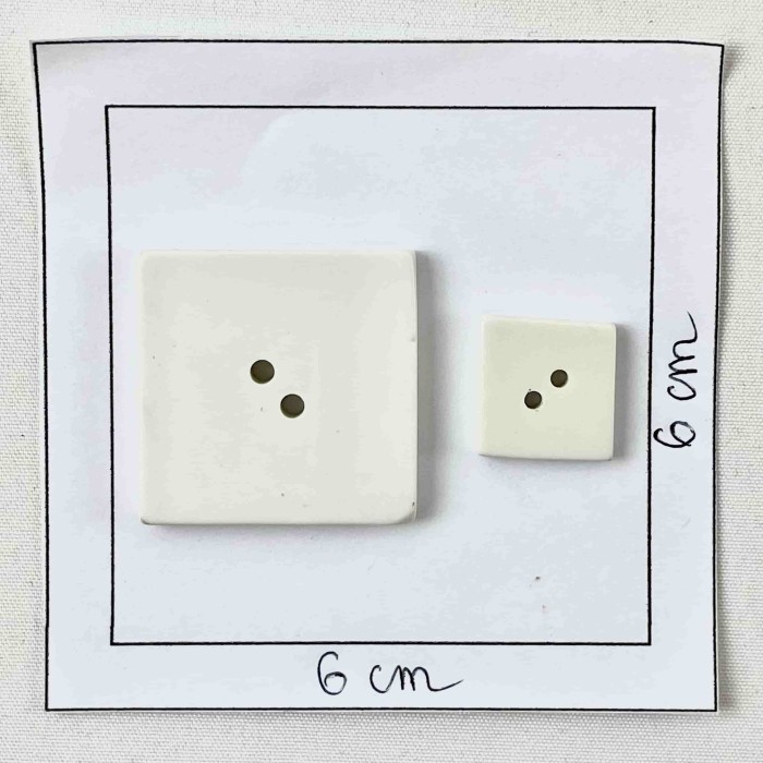 Bouton plastique carré uni blanc cassé 28mm Bouton plastique carré uni blanc cassé 28mm