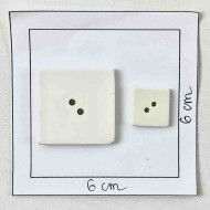 Bouton plastique carré uni blanc cassé 28mm Bouton plastique carré uni blanc cassé 28mm