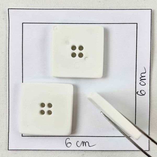 Bouton plastique matte carré uni blanc 25mm Bouton plastique matte carré uni blanc 25mm