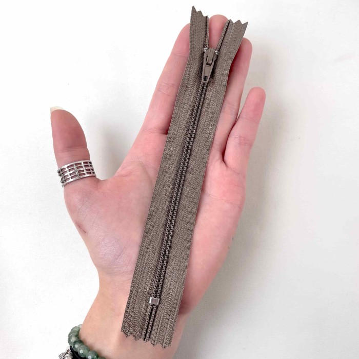 Fermeture non séparable taupe foncé en nylon 14cm