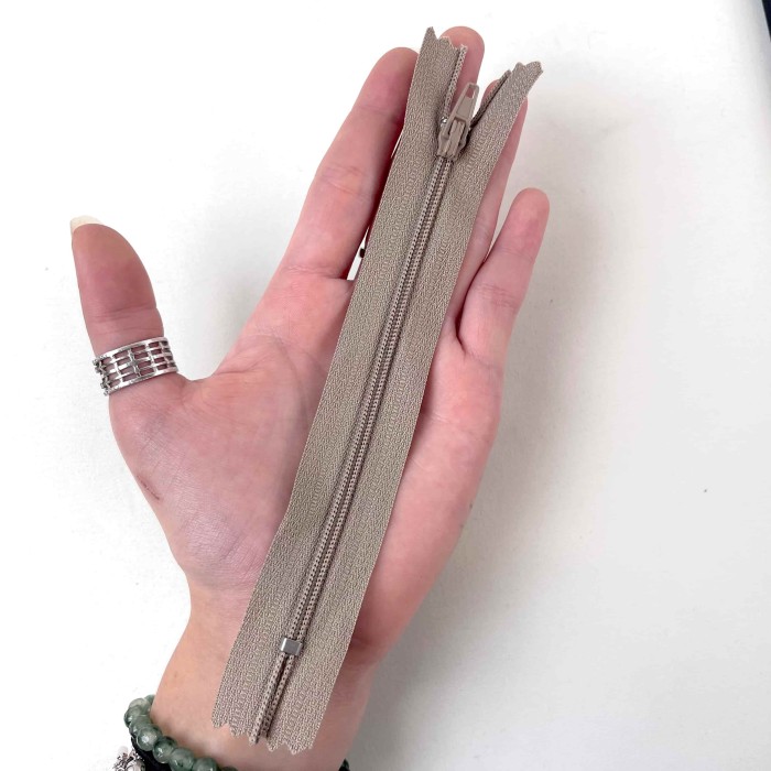 Fermeture non séparable taupe en nylon 14cm