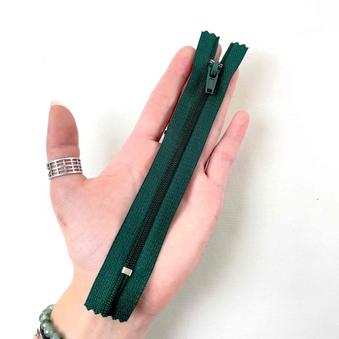 Fermeture non séparable vert foncé en nylon 14cm