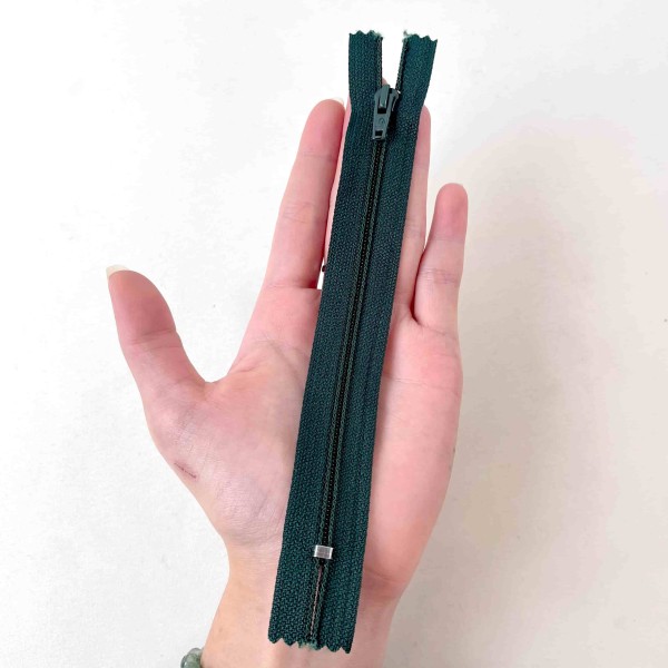 Fermeture non séparable vert foncé en nylon 15cm Fermeture non séparable vert foncé en nylon 15cm