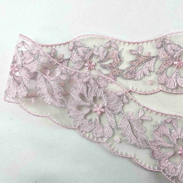 Dentelle rose à motifs floraux ajourés 5.5cm Dentelle rose à motifs floraux ajourés 5.5cm
