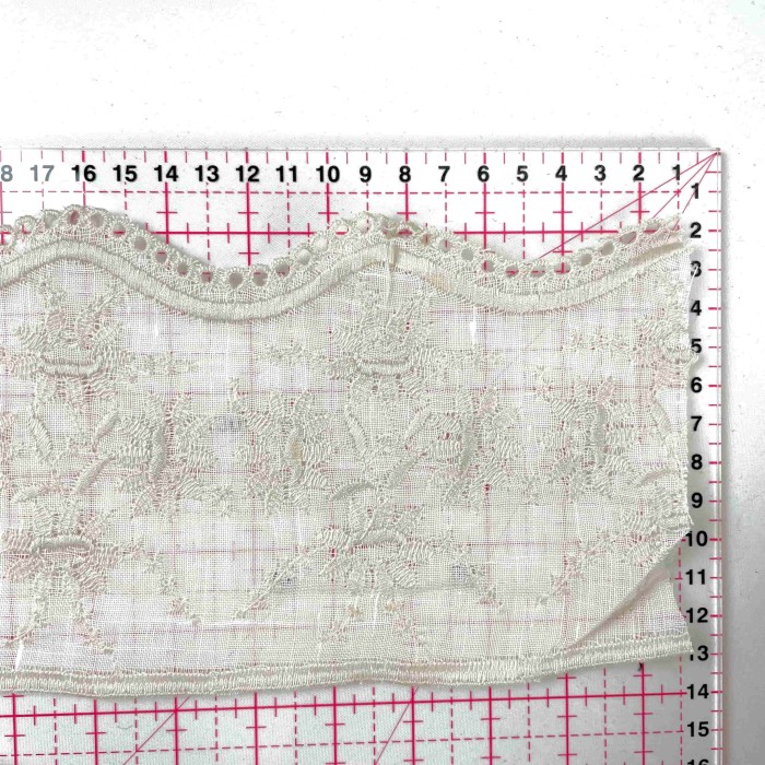 Dentelle broderie anglaise écru à fleurs 17cm