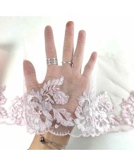 Dentelle rose à motifs floraux sur tulle blanche 17cm