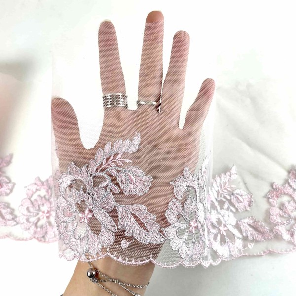 Dentelle rose à motifs floraux sur tulle blanche 17cm Dentelle rose à motifs floraux sur tulle blanche 17cm