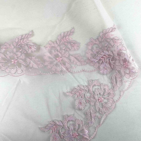 Dentelle rose à motifs floraux sur tulle blanche 17cm Dentelle rose à motifs floraux sur tulle blanche 17cm