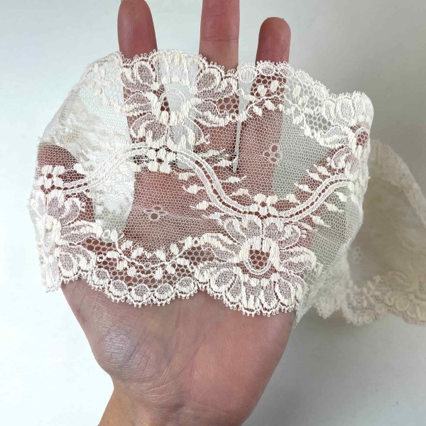 Dentelle écrue à motifs floraux ajouré 10.5 cm Dentelle écrue à motifs floraux ajouré 10.5 cm