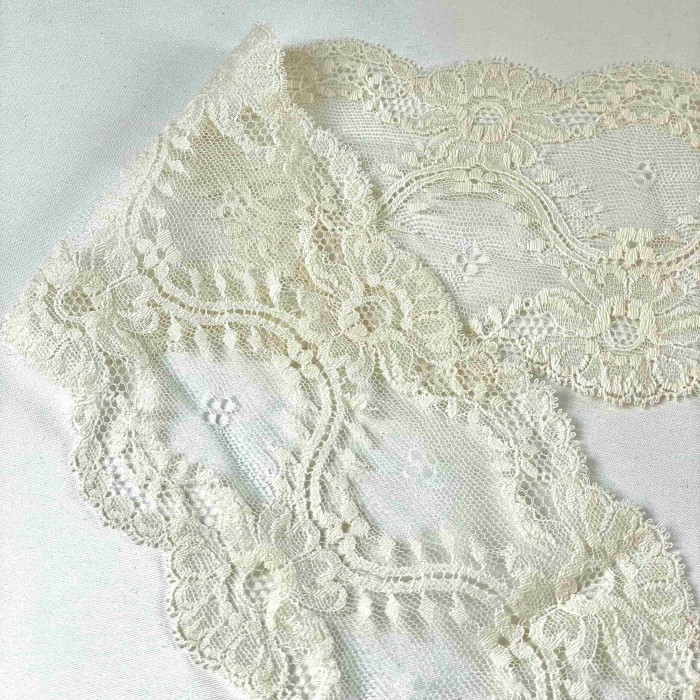 Dentelle écrue à motifs floraux ajouré 10.5 cm