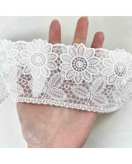 Dentelle blanche à motifs floraux ajouré 8 cm Dentelle blanche à motifs floraux ajouré 8 cm