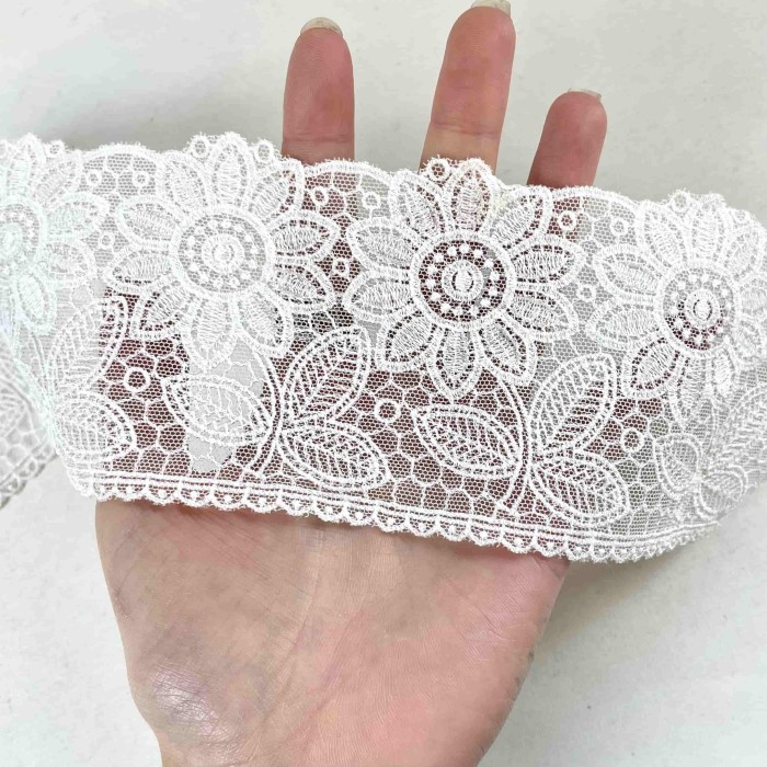 Dentelle blanche à motifs floraux ajouré 8 cm