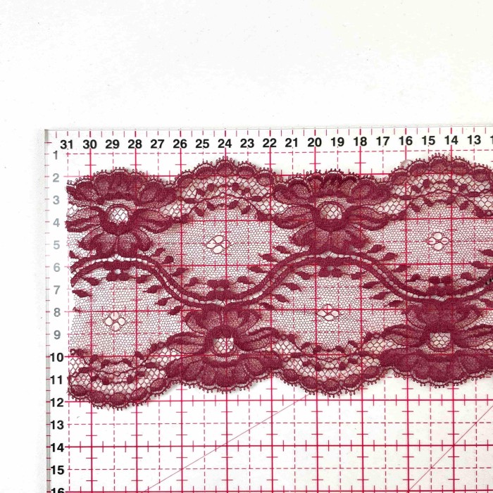 Dentelle bordeaux à motifs floraux ajourés 11 cm Dentelle bordeaux à motifs floraux ajourés 11 cm