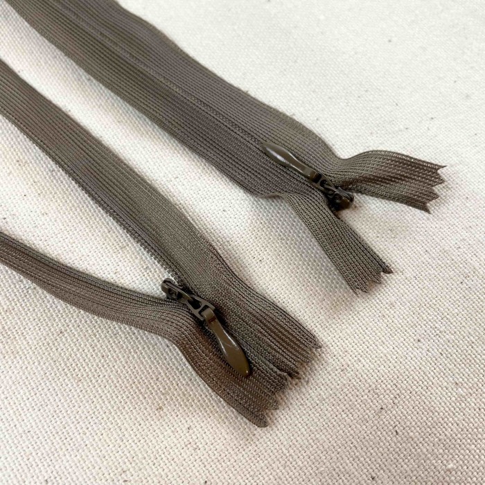 Fermeture invisible non séparable taupe foncé en nylon 30cm Fermeture invisible non séparable taupe foncé en nylon 30cm