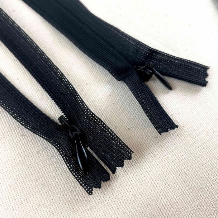 Fermeture invisible non séparable noir en nylon 30cm Fermeture invisible non séparable noir en nylon 30cm