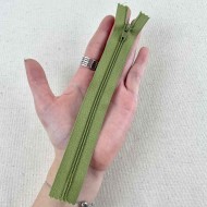 Fermeture non séparable vert olive en nylon 16cm
