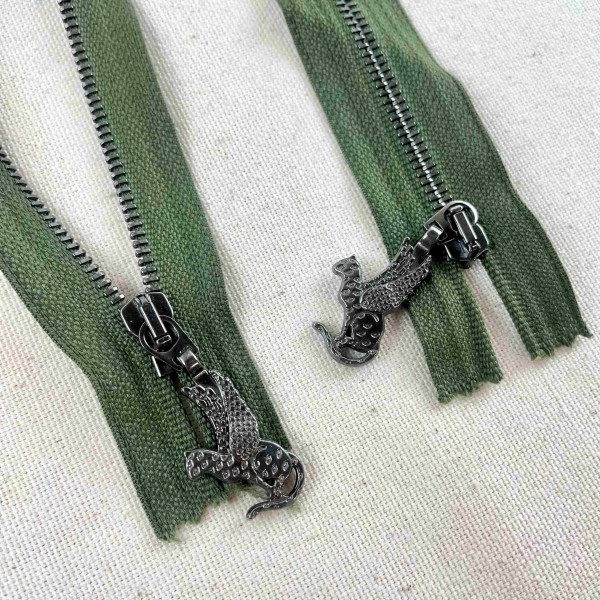 Fermeture fantaisie non séparable vert sapin en métal 14cm Fermeture fantaisie non séparable vert sapin en métal 14cm