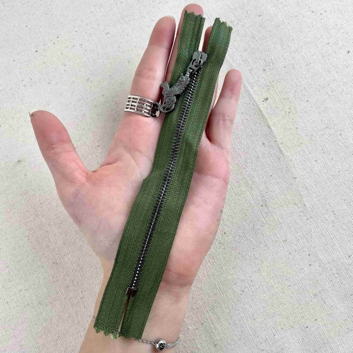 Fermeture fantaisie non séparable vert sapin en métal 14cm