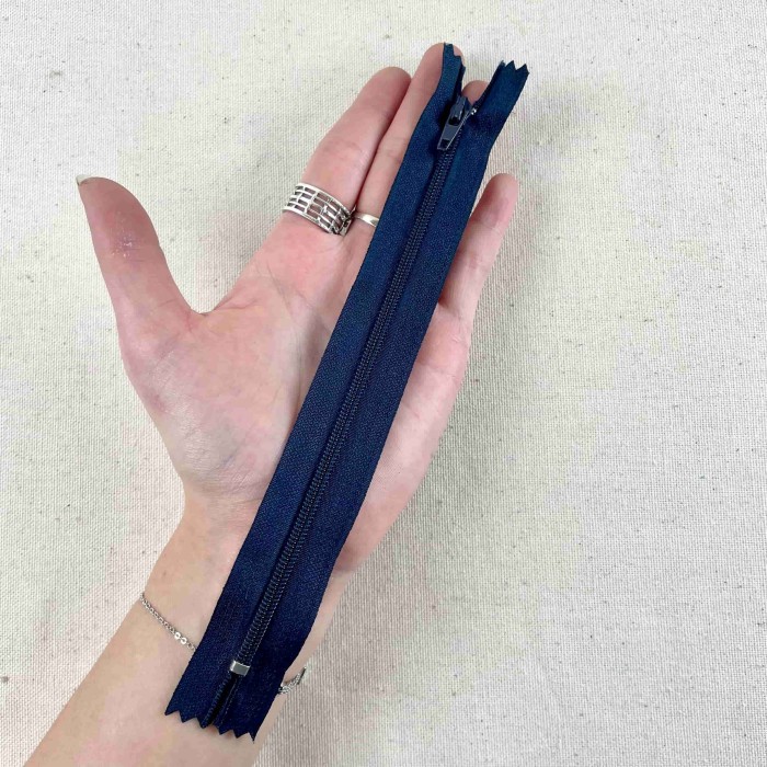 Fermeture non séparable  marine foncé en nylon 18cm