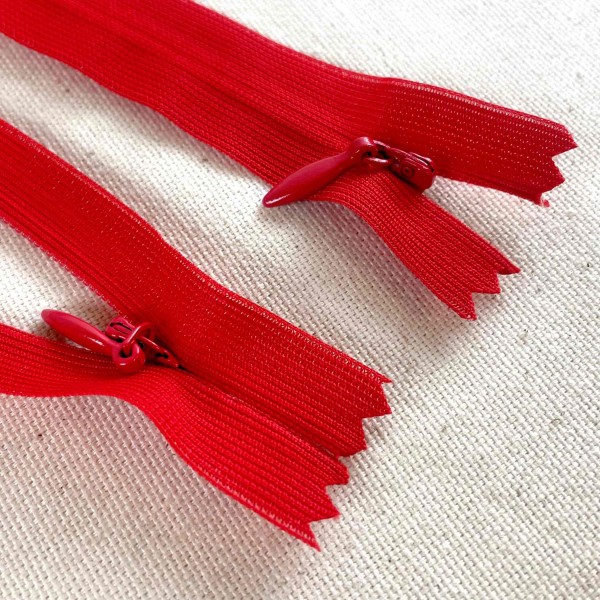 Fermeture invisible rouge corail en nylon 35cm Fermeture invisible rouge corail en nylon 35cm