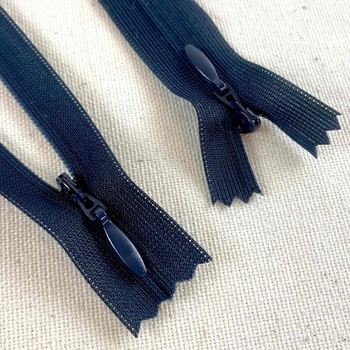 Fermeture invisible marine foncé en nylon 35cm