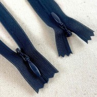 Fermeture invisible marine foncé en nylon 35cm