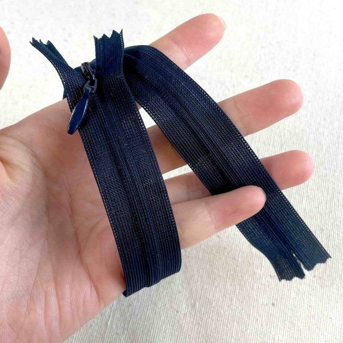 Fermeture invisible marine foncé en nylon 35cm