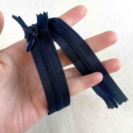 Fermeture invisible marine foncé en nylon 35cm