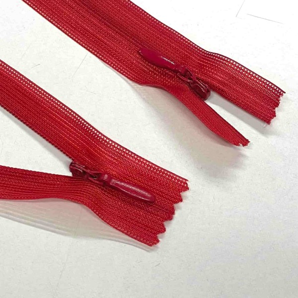 Fermeture invisible rouge en nylon 55cm Fermeture invisible rouge en nylon 55cm