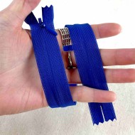 Fermeture invisible bleu électrique en nylon 35cm