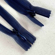 Fermeture invisible bleu foncé en nylon 35cm