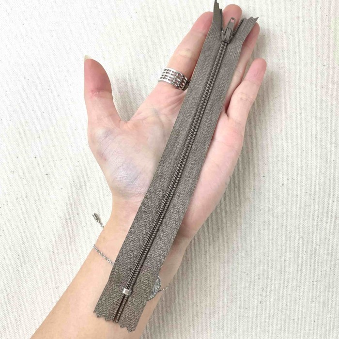 Fermeture non séparable taupe foncé en nylon 18cm