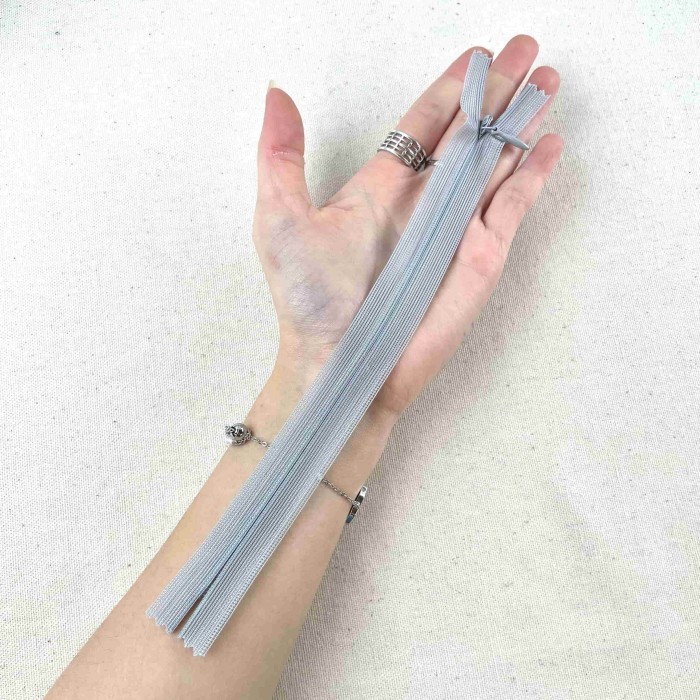 Fermeture invisible non séparable gris en nylon 20cm
