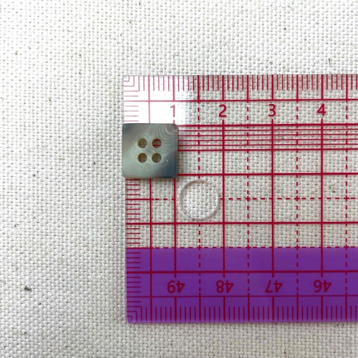 Bouton plastique carré gris 10mm