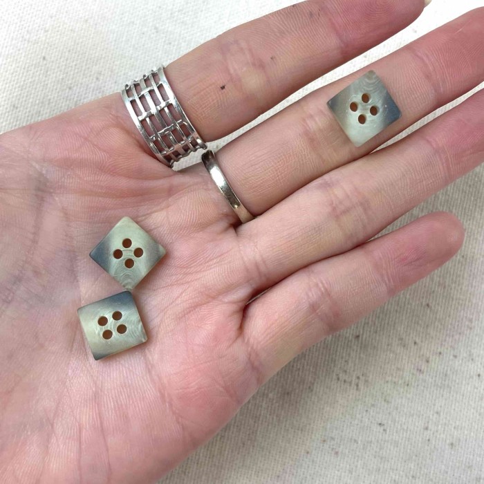 Bouton plastique carré gris 10mm