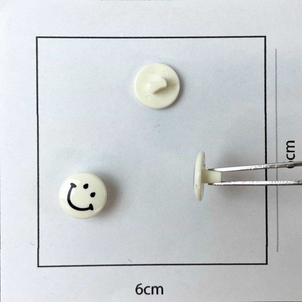Bouton rond plastique smiley bijou blanc 12mm Bouton rond plastique smiley bijou blanc 12mm