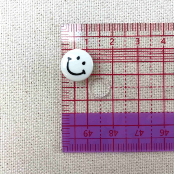 Bouton rond plastique smiley bijou blanc 12mm Bouton rond plastique smiley bijou blanc 12mm
